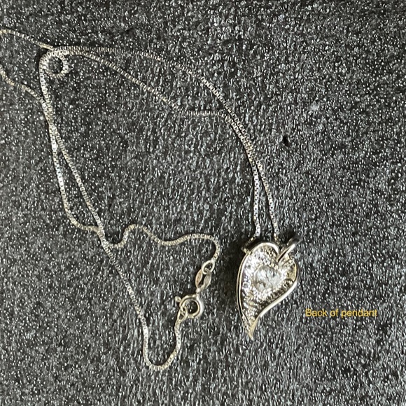 Brand New ladybird on leaf pendant with 925 silver necklace - Picture 2 of 3